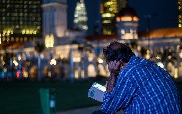 Software espía oculto en móviles envía información a China